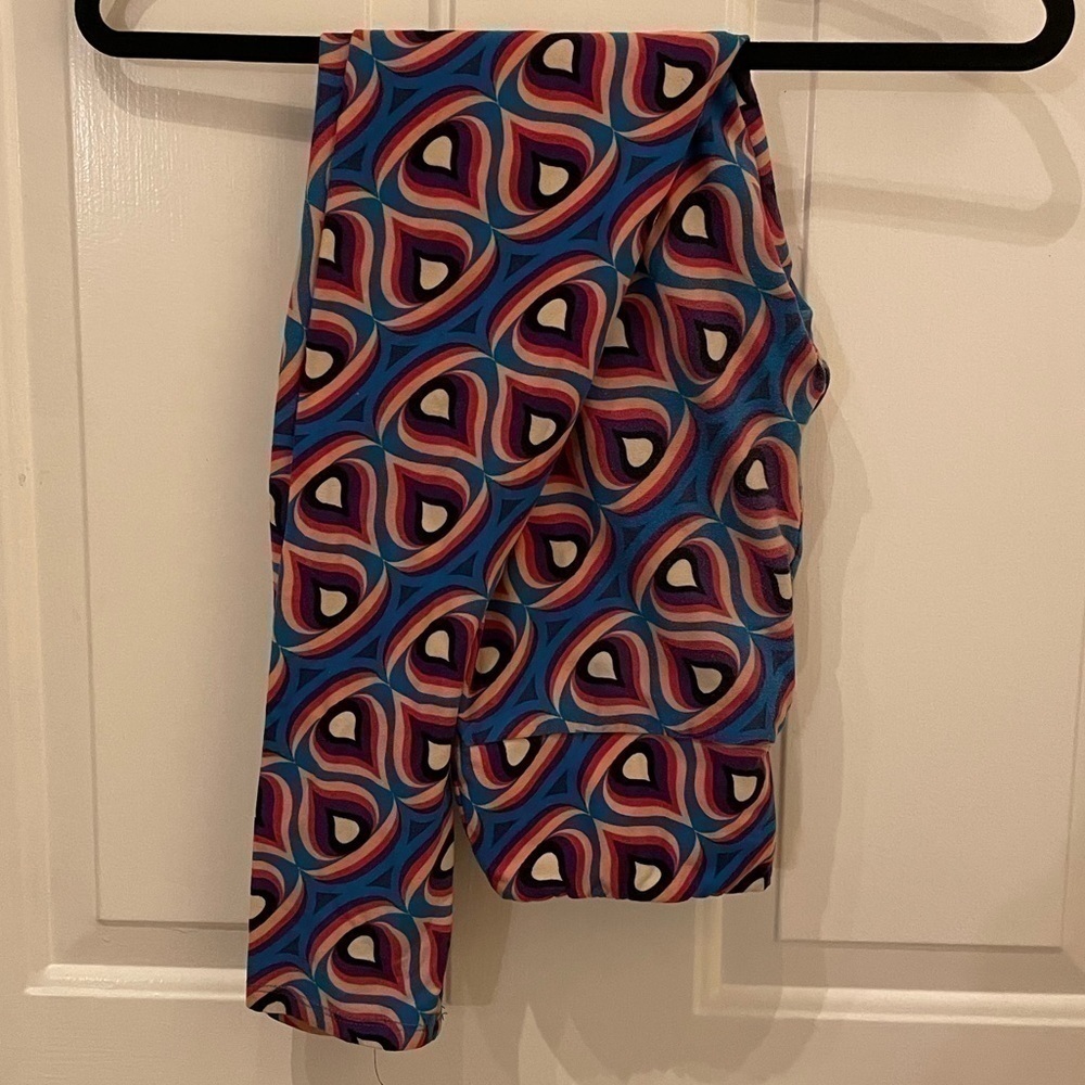 LuLaRoe Multicolor Unique Geometric Patterns  Leggings One Size
Condition 7/10 - Picture 7 of 8
